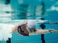 新手游泳如何学换气技巧（掌握正确的呼吸方式，轻松游泳畅游）