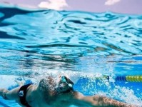 培养孩子游泳的基础技巧（让孩子快速掌握游泳的关键技巧）