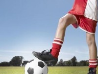 如何提高踢足球的用力技巧（掌握正确的踢球姿势，让每一脚都更具力量和准确性）