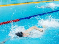 2022年新手学游泳技巧——征服水域的第一步（从零开始，轻松掌握游泳的基本技巧，让你在水中自如畅游）