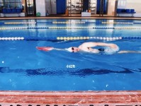 游泳前呼吸技巧教案（掌握游泳前正确的呼吸方式，让你游得更轻松）