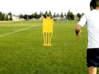 足球技巧大揭秘-如何抢球和过人（掌握这些关键技巧，成为足球场上的王者）