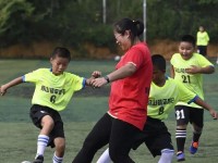 少年足球带球技巧的要领（提升足球技术、培养专业素养的关键）