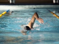 游泳换气技巧（提高游泳换气效率的关键技巧及实践方法）