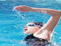 学游泳的关键技巧（掌握游泳姿势、呼吸技巧和水中动作，让你成为游泳高手）