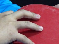 乒乓球直握拍的特点及技巧（掌握直握拍的关键，提高乒乓球水平）