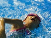 快速学会游泳的技巧与方法（从零基础到熟练游泳，掌握游泳的关键技巧和练习方法）
