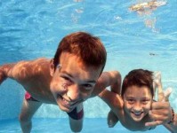 如何训练小孩游泳技巧（从入水到蛙泳，掌握关键技巧）