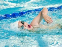 游泳比赛技巧2022（提升速度和技术水平，成为游泳比赛的优胜者）