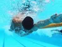 四个游泳小技巧帮助你掌握游泳技能（提高游泳技术，快速进阶）
