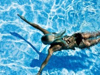 无人机水面游泳跟拍技巧（探索水下世界，用无人机捕捉瞬间动态）