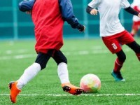 踢足球的好处和技巧（全面发展身心健康，足球为你带来无限乐趣）