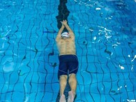 游泳高手的必修课——100米游泳转身技巧（掌握关键动作，让你游得更快更稳！）
