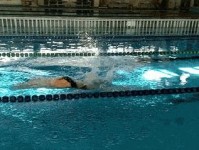 掌握游泳憋气技巧的方法与技巧（游泳憋气的关键动作与训练方法）