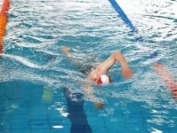 游泳的技巧与训练方法（掌握正确的姿势和呼吸技巧，提升游泳速度）